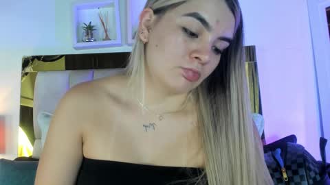 Snapshot of _emily_r chatting on 09.11.25 Isabella online show from 09.11.25