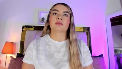 Snapshot of _emily_r chatting on 10.08.25 Isabella online show from 10.08.25