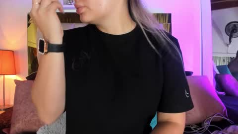 Snapshot of _emily_r chatting on 10.11.25 Isabella online show from 10.11.25