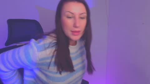 Snapshot of _emma_lay chatting on 12.22.24 Emma online show from 12.22.24