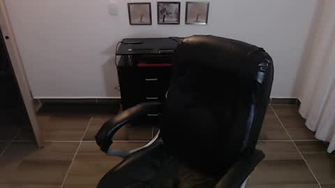 Snapshot of _emma_loyd_ chatting on 12.21.25 Emma online show from 12.21.25