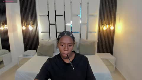 Snapshot of _emma_willliams_ chatting on 11.25.25 Emma online show from 11.25.25