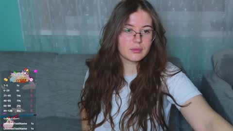 Snapshot of _enni__ chatting on 01.06.25 Sam online show from 01.06.25