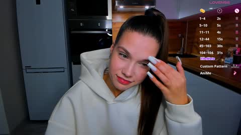 Snapshot of _eva_lee chatting on 12.13.24 Alice online show from 12.13.24