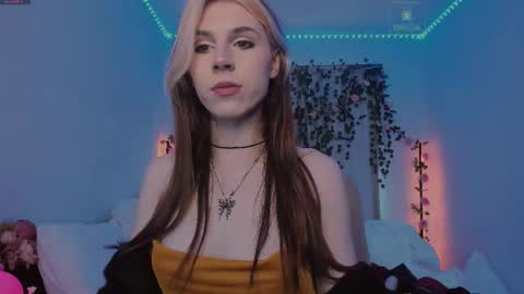 Snapshot of _eva_pleasure_ chatting on 10.18.25 Eva online show from 10.18.25