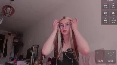 Snapshot of _eva_pleasure_ chatting on 04.30.26 Eva online show from 04.30.26