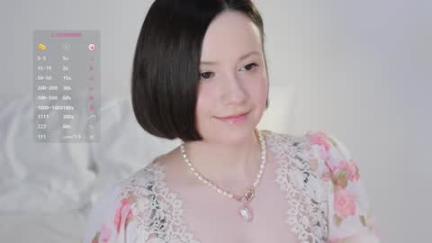 Essie  online show from 02.05.25