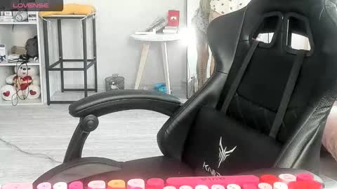 Snapshot of _feralberry__ chatting on 10.29.25 Alis online show from 10.29.25