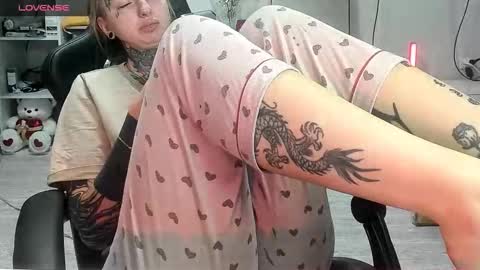 Snapshot of _feralberry__ chatting on 11.06.25 Alis online show from 11.06.25