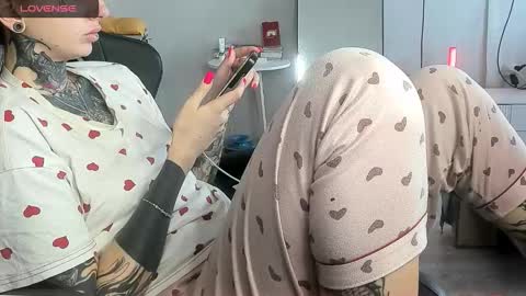 Snapshot of _feralberry__ chatting on 11.08.25 Alis online show from 11.08.25