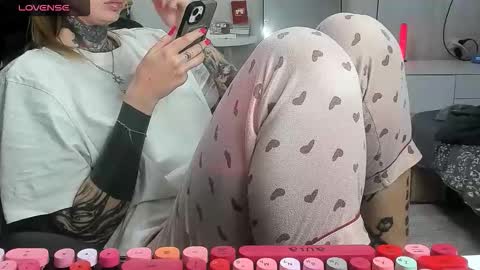 Snapshot of _feralberry__ chatting on 11.11.25 Alis online show from 11.11.25