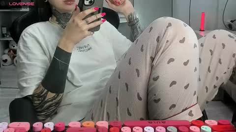 Snapshot of _feralberry__ chatting on 11.12.25 Alis online show from 11.12.25