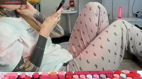 Snapshot of _feralberry__ chatting on 11.13.25 Alis online show from 11.13.25