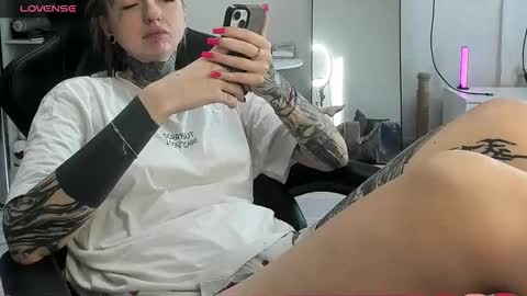 Snapshot of _feralberry__ chatting on 11.18.25 Alis online show from 11.18.25