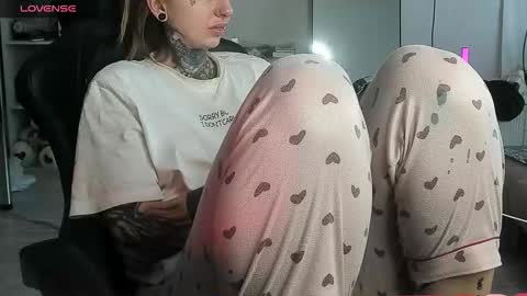 Snapshot of _feralberry__ chatting on 11.19.25 Alis online show from 11.19.25