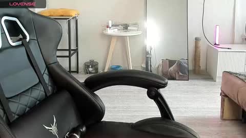 Snapshot of _feralberry__ chatting on 11.20.25 Alis online show from 11.20.25