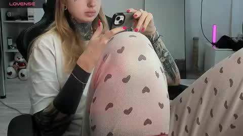 Snapshot of _feralberry__ chatting on 11.21.25 Alis online show from 11.21.25