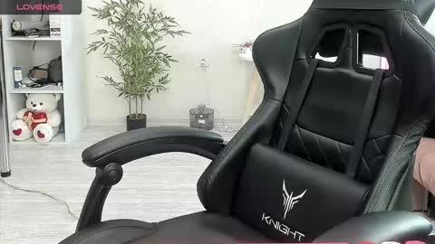 Snapshot of _feralberry__ chatting on 11.23.25 Alis online show from 11.23.25