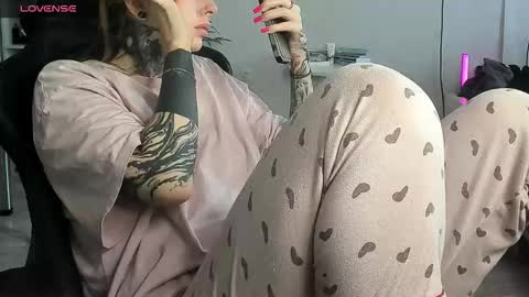 Snapshot of _feralberry__ chatting on 11.27.25 Alis online show from 11.27.25