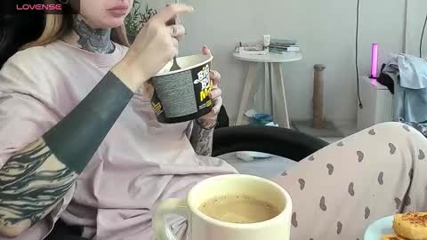 Snapshot of _feralberry__ chatting on 12.05.25 Alis online show from 12.05.25