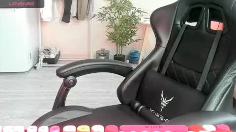 Snapshot of _feralberry__ chatting on 12.18.25 Alis online show from 12.18.25