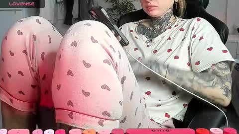 Snapshot of _feralberry__ chatting on 12.20.25 Alis online show from 12.20.25