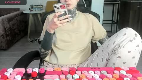 Snapshot of _feralberry__ chatting on 03.30.26 Alis online show from 03.30.26