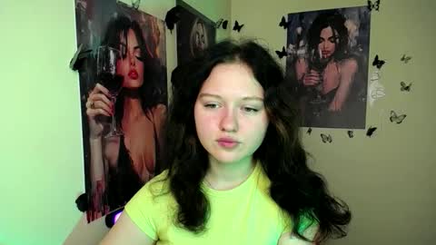 Snapshot of _foxy_lady chatting on 09.18.25 Alice online show from 09.18.25