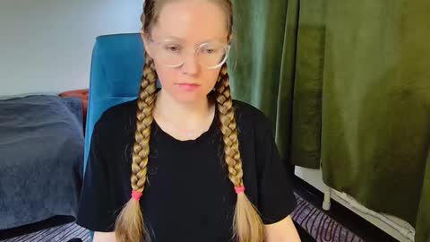 Snapshot of _goldilocks__ chatting on 11.16.25 _goldilocks__ online show from 11.16.25