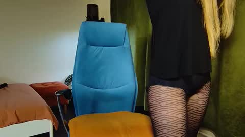 Snapshot of _goldilocks__ chatting on 11.25.25 _goldilocks__ online show from 11.25.25