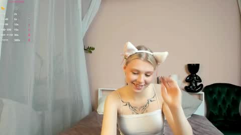 Snapshot of _innocent_soul_ chatting on 11.22.25 Daisy online show from 11.22.25