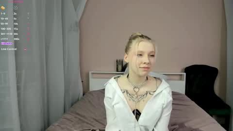 Snapshot of _innocent_soul_ chatting on 12.18.25 Daisy online show from 12.18.25