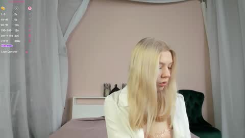 Snapshot of _innocent_soul_ chatting on 12.19.25 Daisy online show from 12.19.25