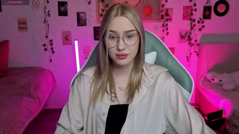 Snapshot of _kitekat_ chatting on 10.28.25 _kitekat_ online show from 10.28.25