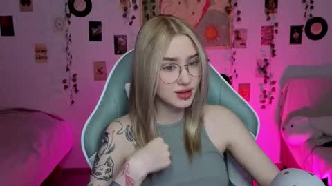 Snapshot of _kitekat_ chatting on 11.13.25 _kitekat_ online show from 11.13.25