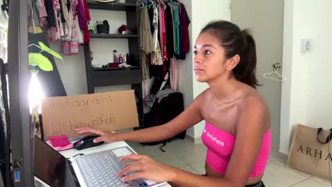 Snapshot of _littlewolfie_ chatting on 03.01.25 Little Wolfie online show from 03.01.25