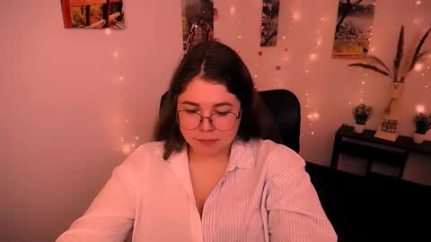 Snapshot of _lovely_mary chatting on 09.12.25 Mary online show from 09.12.25