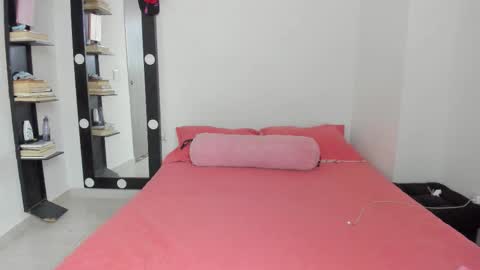 Snapshot of _lunapetite chatting on 11.20.25 Luna online show from 11.20.25