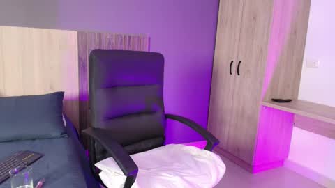 Snapshot of _miamiller_ chatting on 02.18.25 _miamiller_ online show from 02.18.25