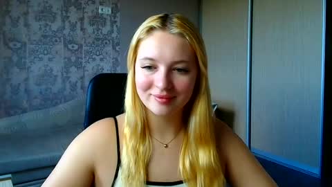 Snapshot of _mila_la_ chatting on 06.26.26 Melanie online show from 06.26.26