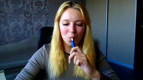 Snapshot of _mila_la_ chatting on 07.14.26 Melanie online show from 07.14.26
