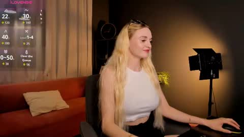Snapshot of _mila_lux_ chatting on 06.21.26 Mila online show from 06.21.26