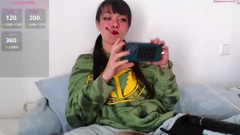 Sophia Help me get 100 thumbs up online show from 02.16.25