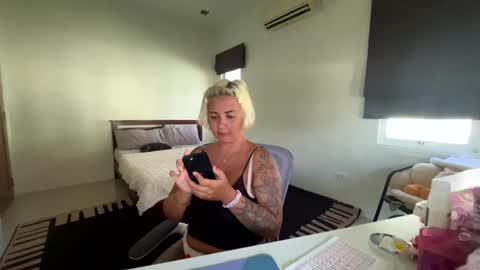 Snapshot of _morpho_ chatting on 01.08.25 Francine Aisi Morpho - a genus of blue butterflies. online show from 01.08.25