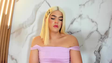 Snapshot of _naomi_fox chatting on 03.08.25 shantall online show from 03.08.25