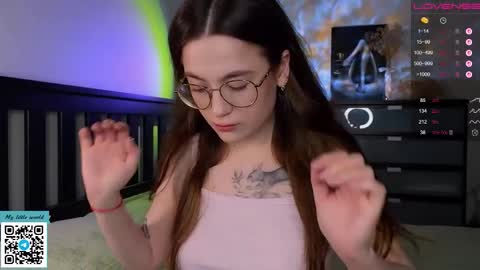 Snapshot of _nemalkovamia chatting on 10.15.25 Mia with a big heart online show from 10.15.25