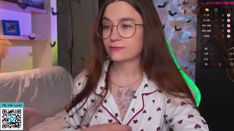 Snapshot of _nemalkovamia chatting on 10.28.25 Mia with a big heart online show from 10.28.25