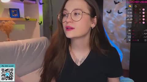 Snapshot of _nemalkovamia chatting on 11.14.25 Mia with a big heart online show from 11.14.25