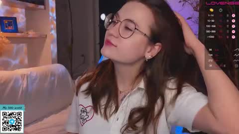 Snapshot of _nemalkovamia chatting on 11.25.25 Mia with a big heart online show from 11.25.25