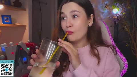 Snapshot of _nemalkovamia chatting on 12.15.25 Mia with a big heart online show from 12.15.25